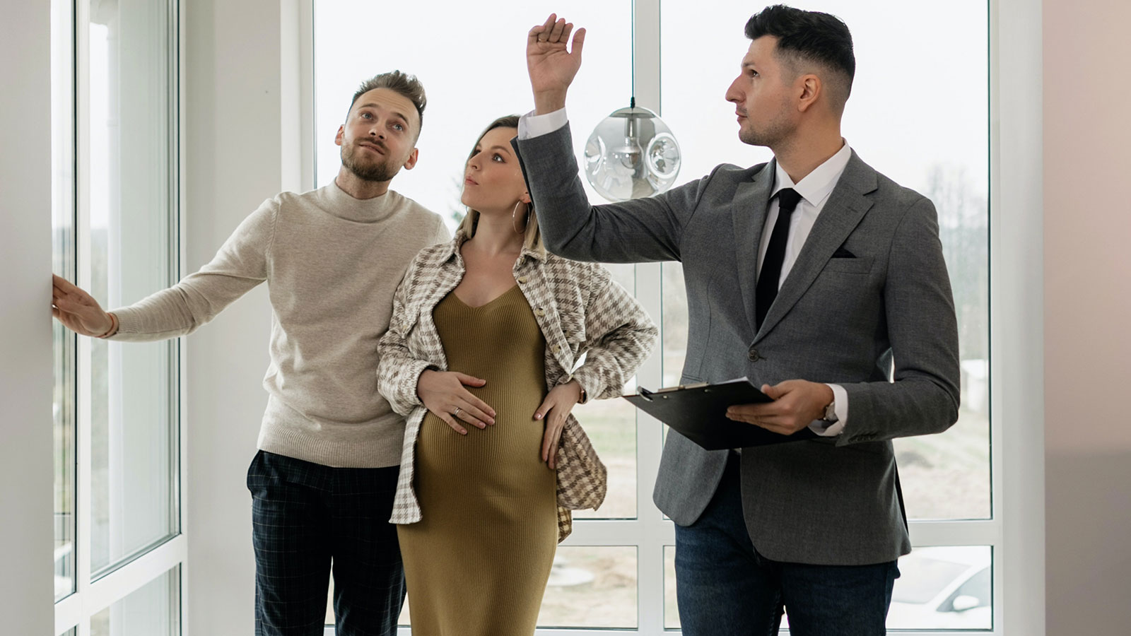 Realestate-showing-a-couple-around